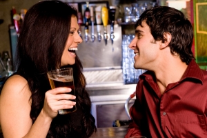 woman-flirting-with-guy-in-bar