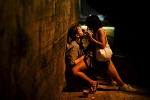 couple-had-moment-together-music-festival-Portugal