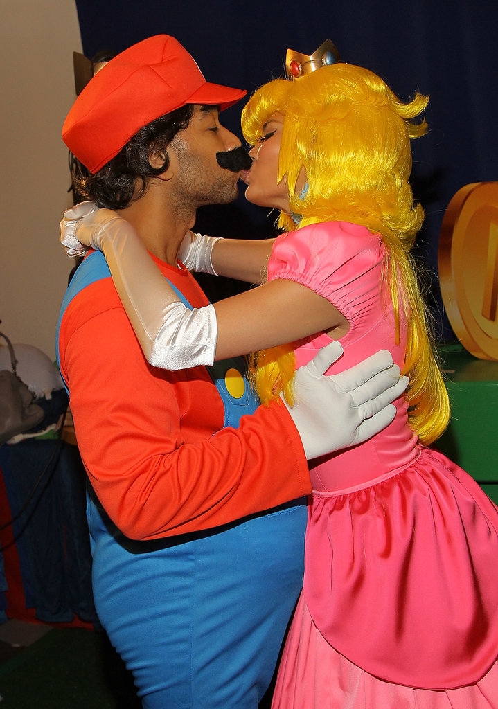 Chrissy Teigen και John Legend ως Princess Peach και Mario